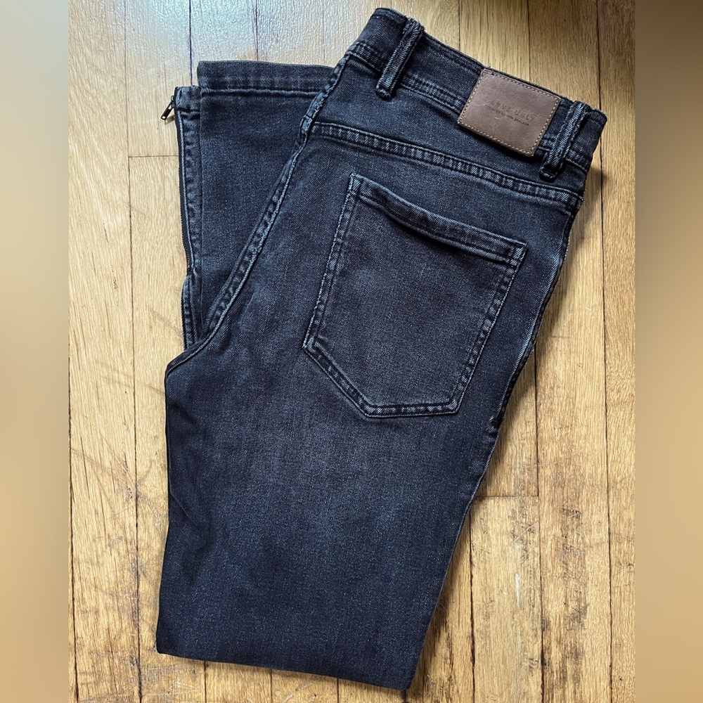 Black skinny Jeans with zip closure at ankles— Size M